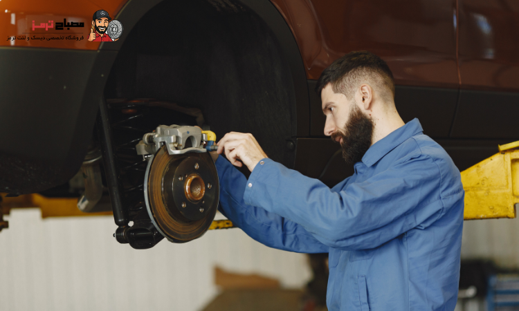 تعویض لنت و دیسک ترمز در محل چیست؟