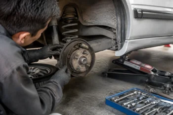 روش تعویض لنت ترمز عقب پژو 405؛ آموزش مرحلهبهمرحله تعویض لنت چرخ عقب